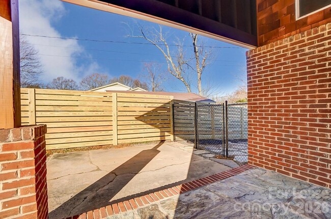 Building Photo - 10 Spruce Pine Dr