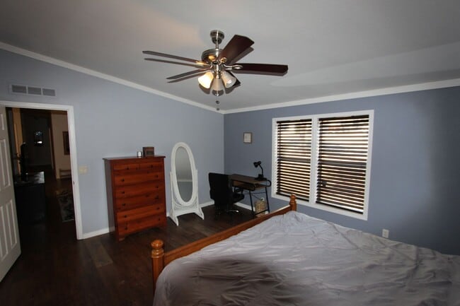 Building Photo - 5-Bedroom Home located in Railroad Springs