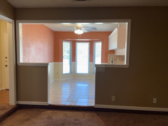 Building Photo - 2733 Phyllis Dr