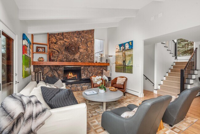 Building Photo - 262 Eastwood Rd