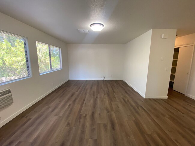 Building Photo - Downtown Duplex