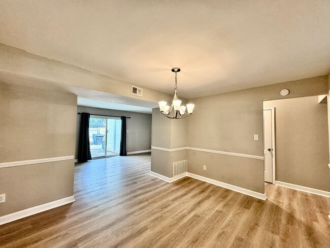 Building Photo - Great Neck Townhome Available NOW! Neutral...