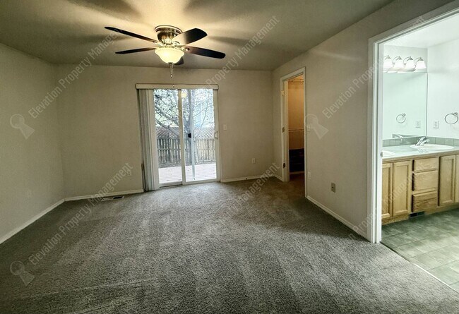 Building Photo - Single Level 3 BR in NE Bend with huge fenced yard!