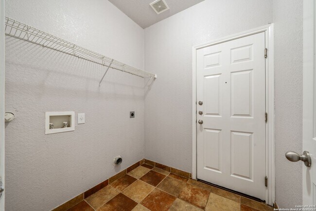 Building Photo - 4 bedroom, 2 1/2 bath located in Lakeview ...