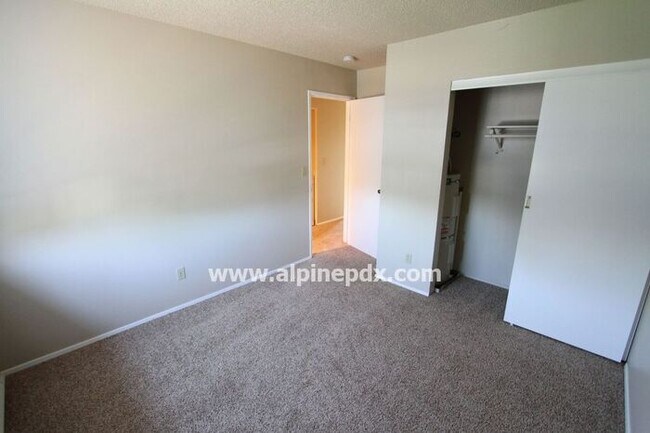 Building Photo - 2 Bed Upstairs Unit at Conestoga!