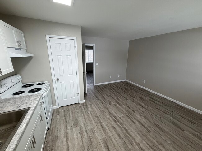 Building Photo - Fairway Court