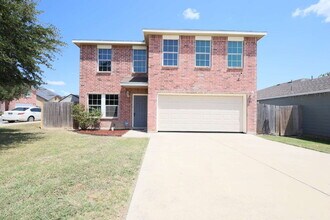 Building Photo - Spacious 4-bedroom, 2.5-bath home with 2,3...