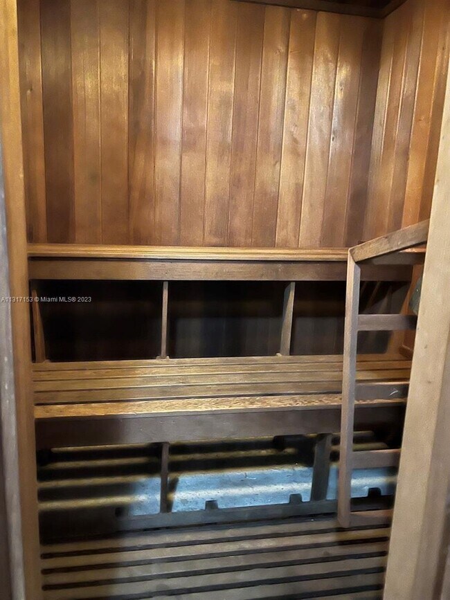 Building Photo - 2500 NE 135th St