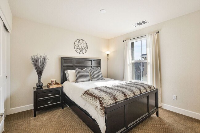 Building Photo - UPDATED LARGE 1600 sq/ft 3BR/3.5BA Central Mtn View Townhome AVAILABLE NOW