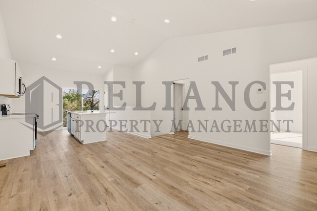 Building Photo - 5238 N Pinecrest Ct