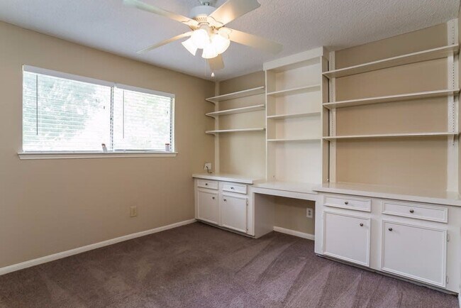 Building Photo - 3822 Stillview Dr