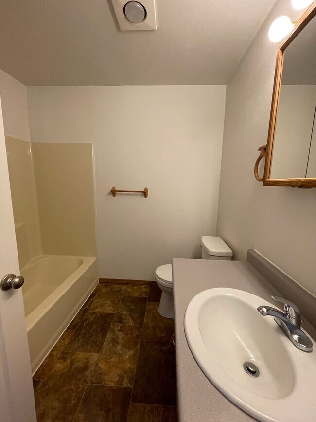 Building Photo - 1308/1310 W Lakeside Dr
