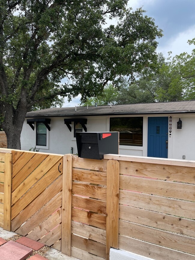 Building Photo - 3704 San Antonio St