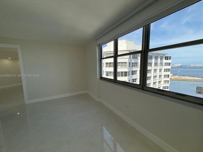 Building Photo - 999 Brickell Bay Dr