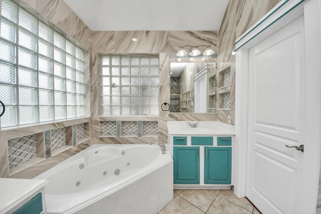 Building Photo - 12003 Sunrise Way