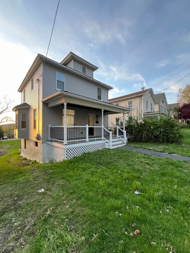 Building Photo - 815 Grove St