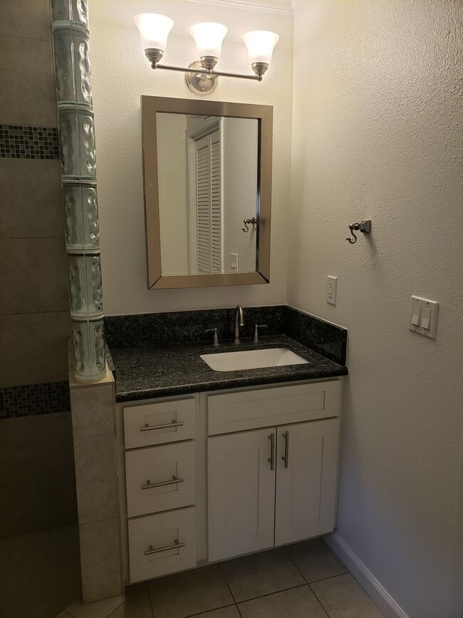 Building Photo - Private 1 bed 1 bath Windward Oahu