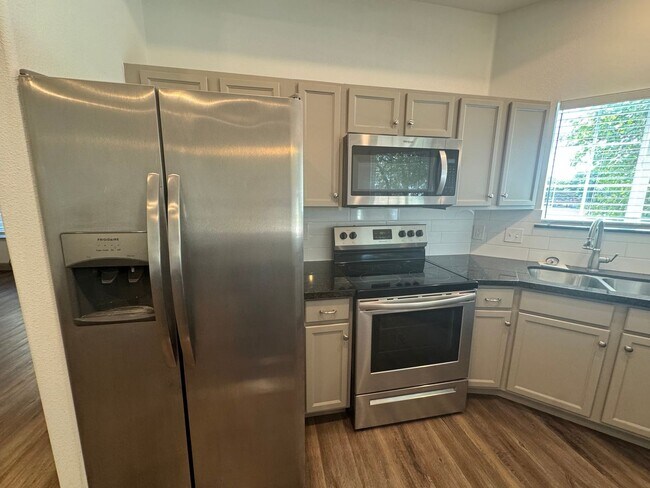 Building Photo - 2 Bed 2 Bath Town Home Available