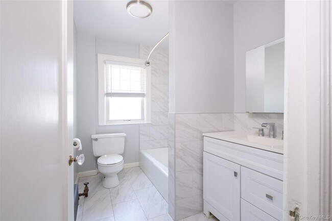 Building Photo - 453 Beach Ave