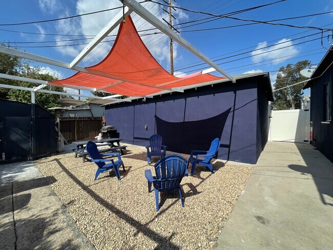 Building Photo - 11672 Oxnard St