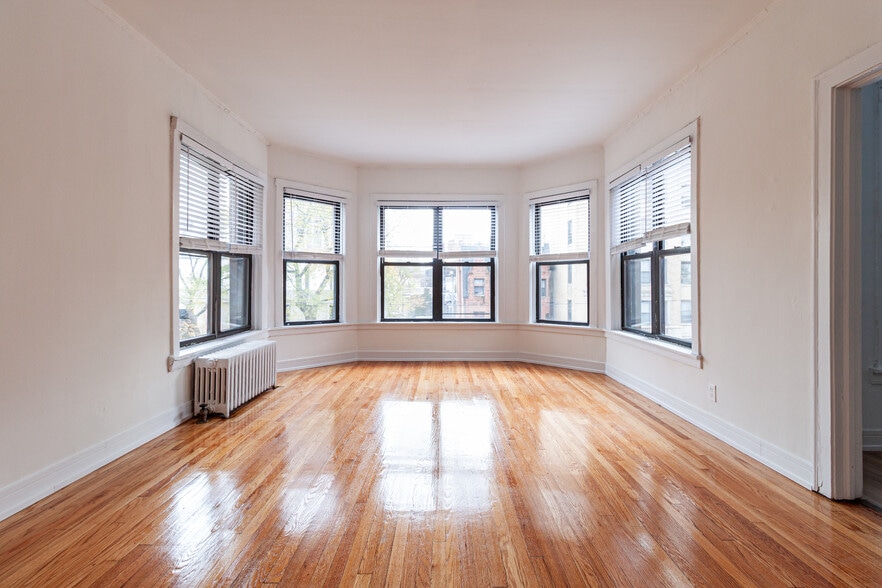 Primary Photo - 2819 N Pine Grove Ave