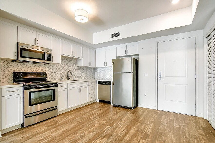 Building Photo - 12655 Bluff Creek Dr