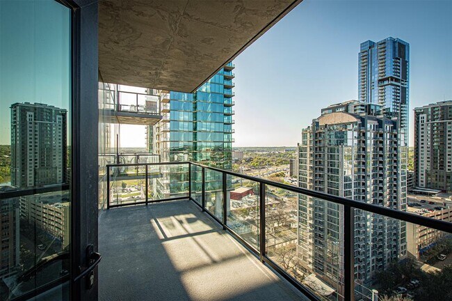 Building Photo - 70 Rainey St