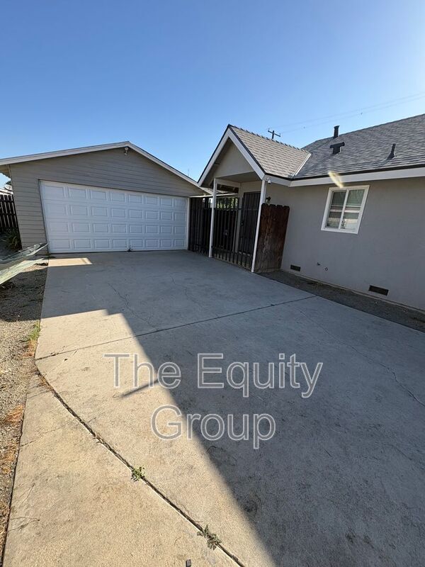 Building Photo - 700 E Tulare Ave