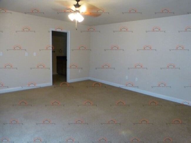 Building Photo - Spacious 2 Bedroom 2.5 Bath Duplex