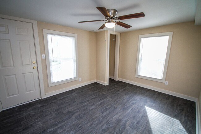 Building Photo - 934 Poinsettia St