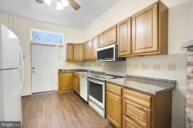 Building Photo - 616 11th St NE