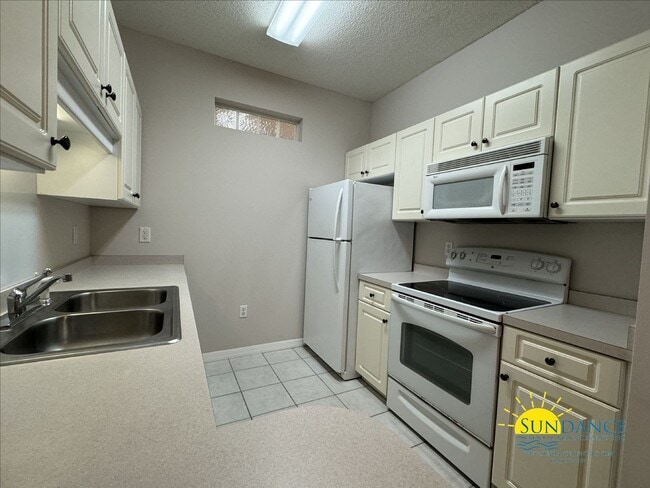 Building Photo - Spacious 2-Bedroom Condo in The Oaks, Nice...