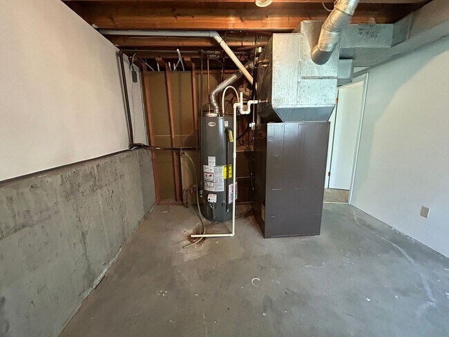 Building Photo - 5 Bed 2 Bath Home with 2 Car Attached Gara...