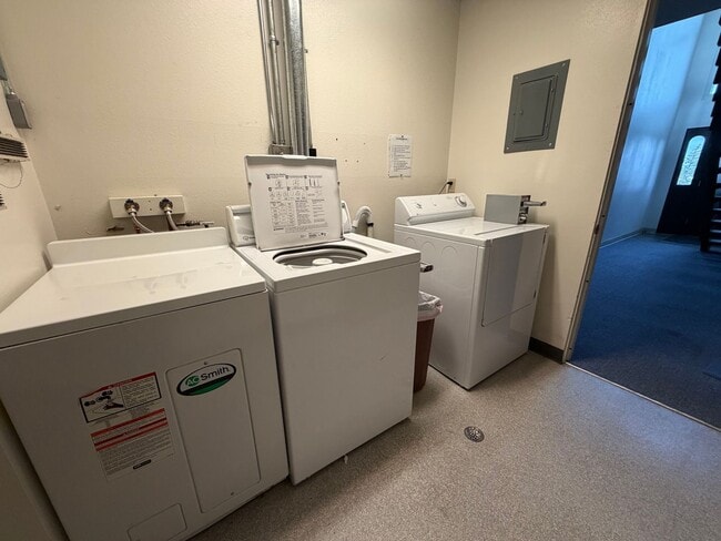 Building Photo - Fully Furnished Condo - 2 bedroom, 1 bath