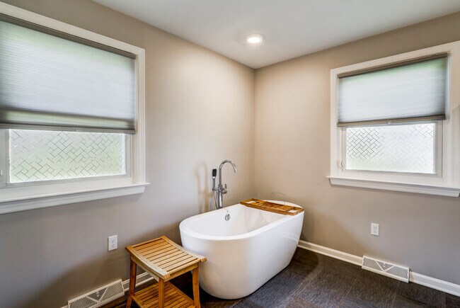 Building Photo - 1827 Larchmont Ln