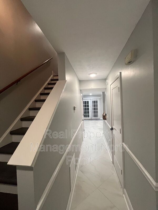 Building Photo - 5127 Village Green Way