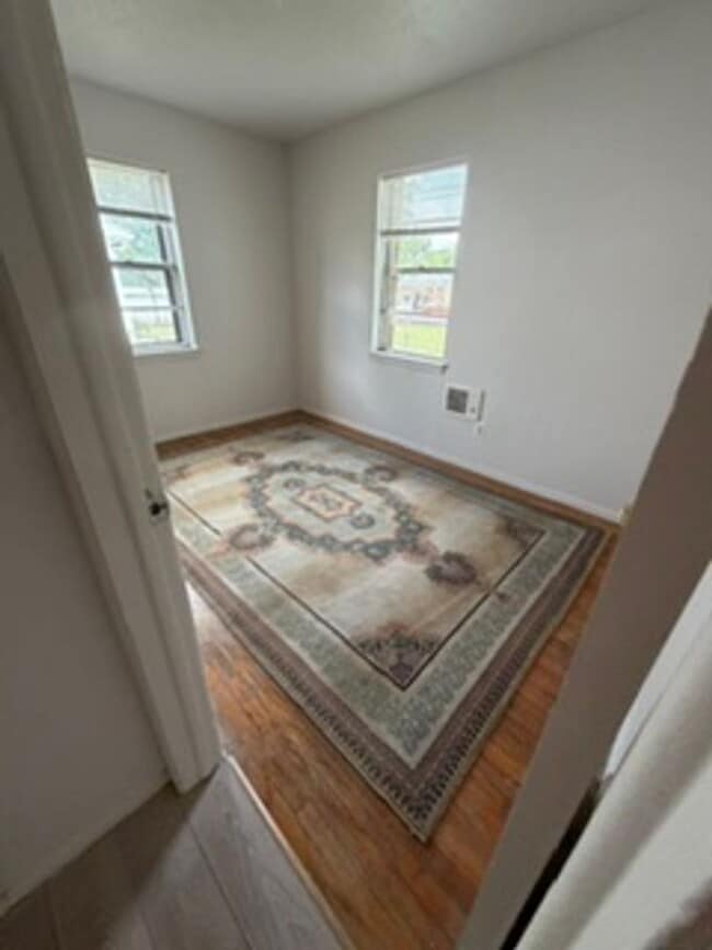 Building Photo - 3 bedroom, 2 bath with huge den or bonus room