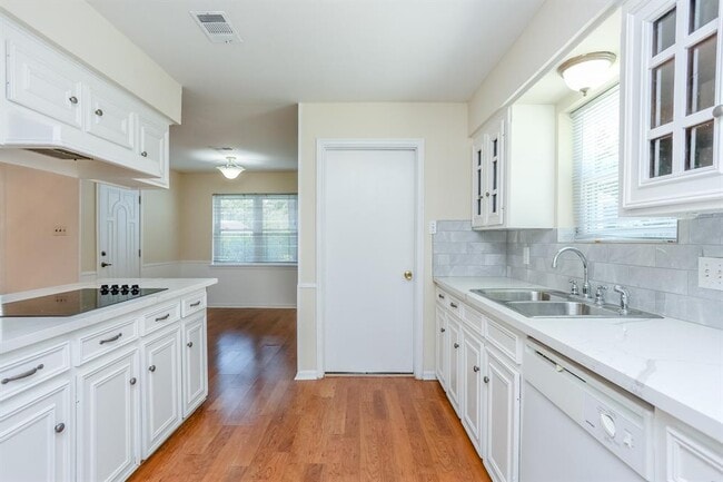 Building Photo - 8215 Wimbledon Ln