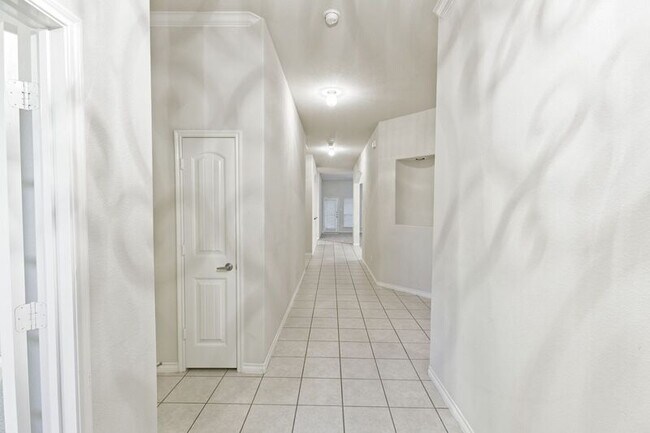 Building Photo - 5925 Silver Buckle Dr