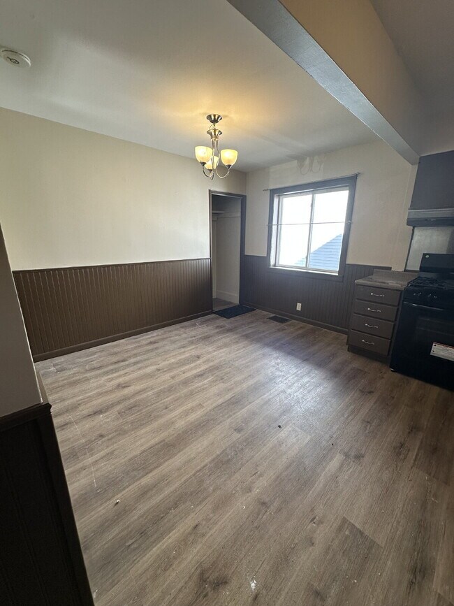 Building Photo - 121 Hackett St