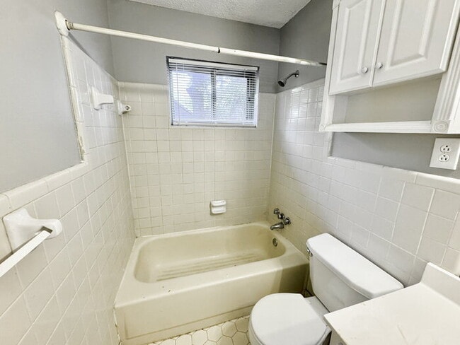 Building Photo - 4936 Leven Rd