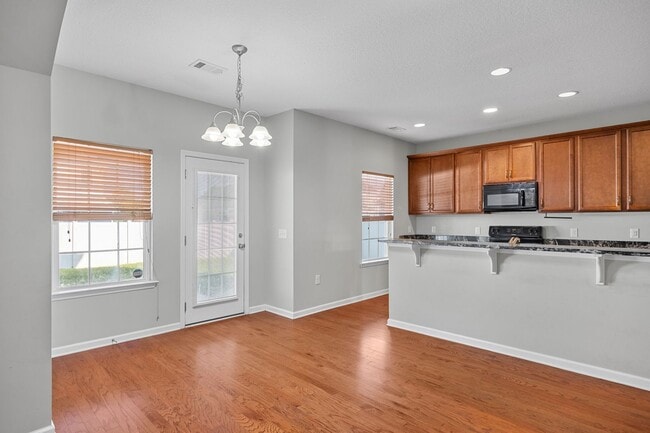 Building Photo - 5 Bedroom, 2.5 Bathroom - White Oak Subdivision - Richmond Hill