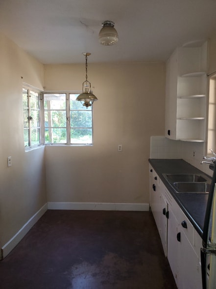 Building Photo - 2328 W Orange Dr