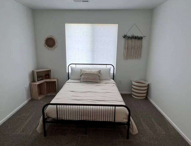 3rd bedroom or office with closet - 986 E Manifest Ln