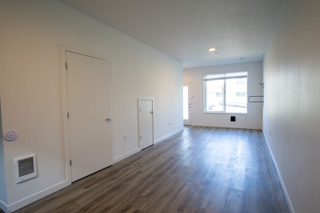 Building Photo - St. Johns-Sleek Modern Townhouse Ready Now!