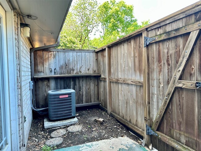 Building Photo - 1715 Moritz Dr