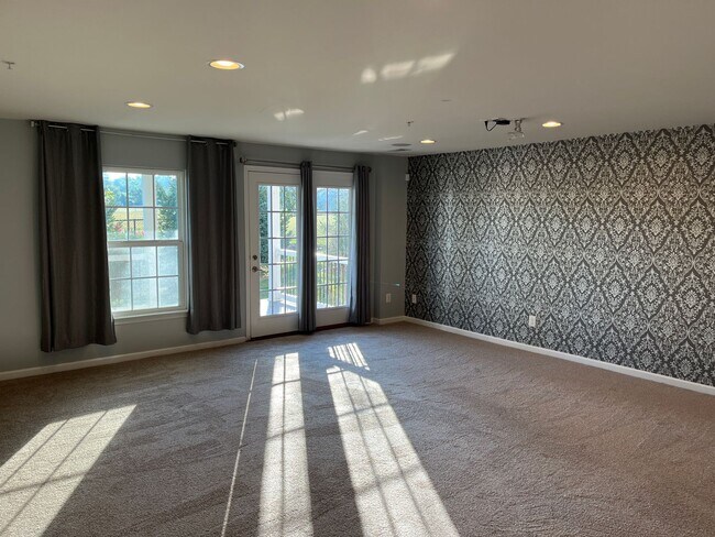 Building Photo - 927 Brechin Ln