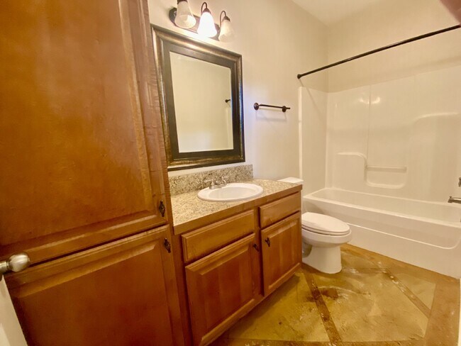Building Photo - Ground-Level 1BR/1BA Townhouse in Gated Chatsworth Court, Near LSU