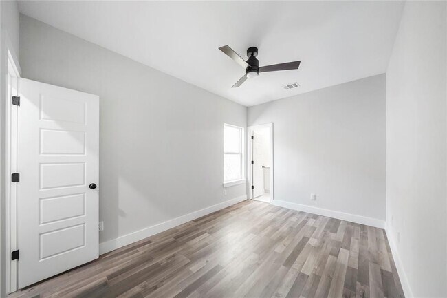 Building Photo - 402 E 37th St