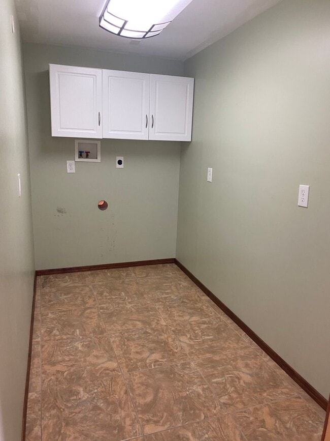 Building Photo - Eastside 3 bed 2 bath - Pool and Garage